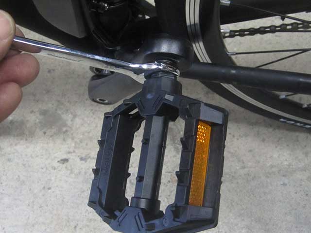 Install the left pedal, and tighten COUNTER CLOCKWISE. Install the right pedal, tighten CLOCKWISE.